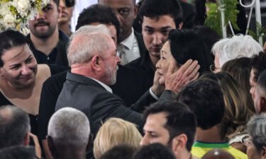 Brazil's president Luia da Silva greets Pelé's wife at the memorial on Tuesday.