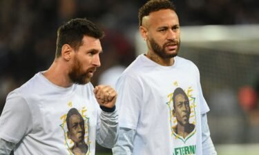 Messi and his teammates wore t-shirts to honor Pelé during the warmup.