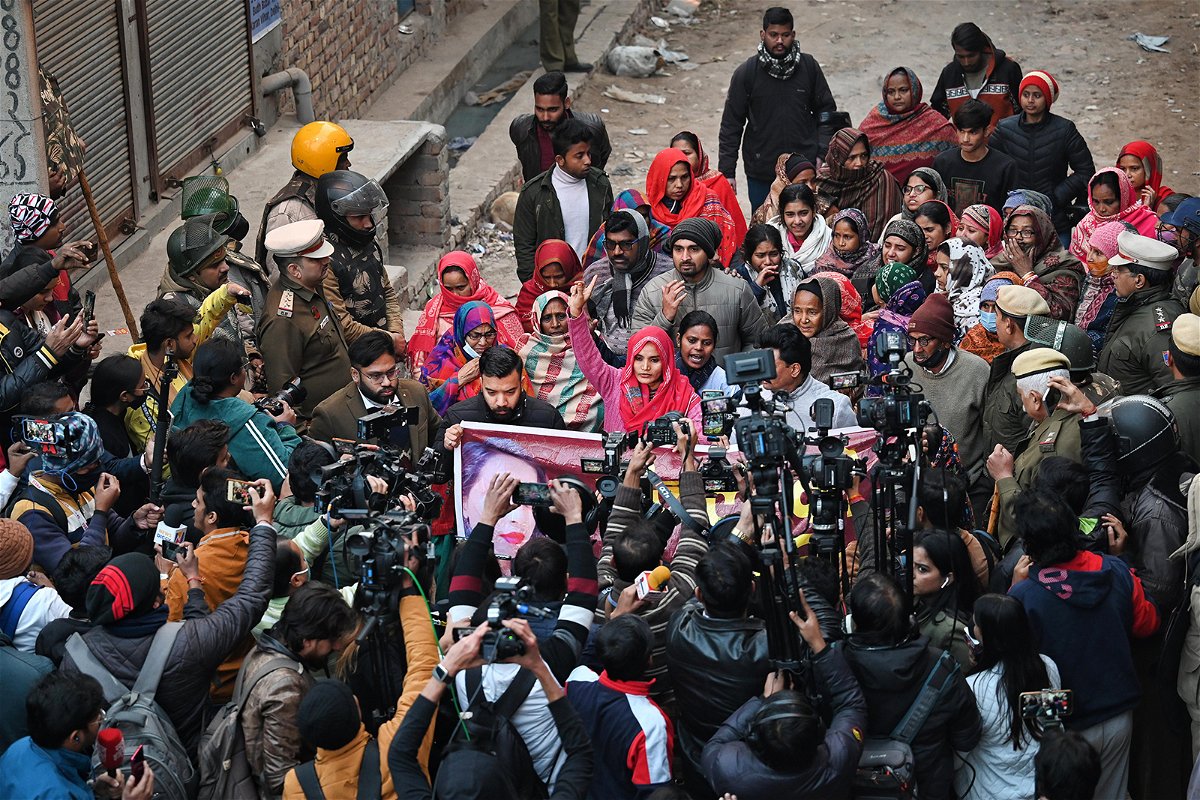 <i>Sanchit Khanna/Hindustan Times/Getty Images</i><br/>Crowds demand justice for the woman in New Delhi on January 3