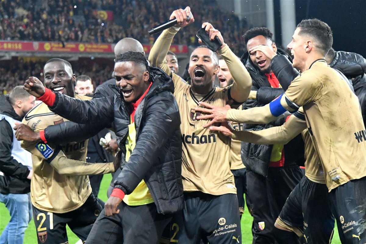 <i>FRANCOIS LO PRESTI/AFP/AFP via Getty Images</i><br/>Lens players celebrate after their victory against PSG.