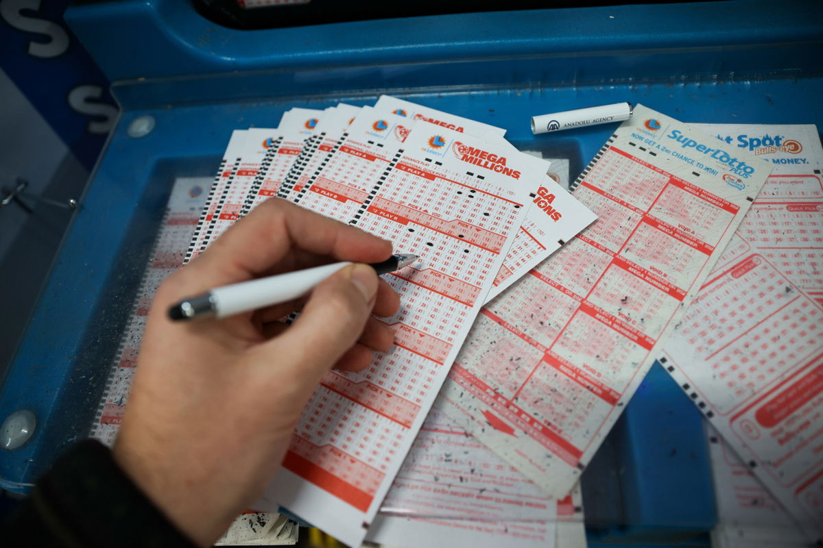 <i>Tayfun Coskun/Anadolu Agency/Getty Images</i><br/>The Mega Millions drawing on January 6 is approaching $1 billion after no winner emerged on January 3.