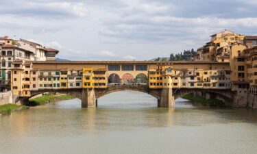 US tourist drove a rented Fiat Panda across Florence's Ponte Vecchio bridge.