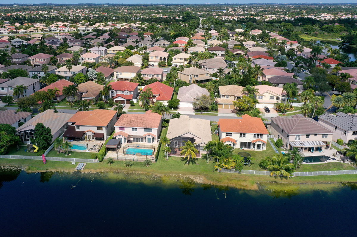 <i>Joe Raedle/Getty Images</i><br/>Mortgage rates start 2023 twice as high as they were a year ago. In this aerial view