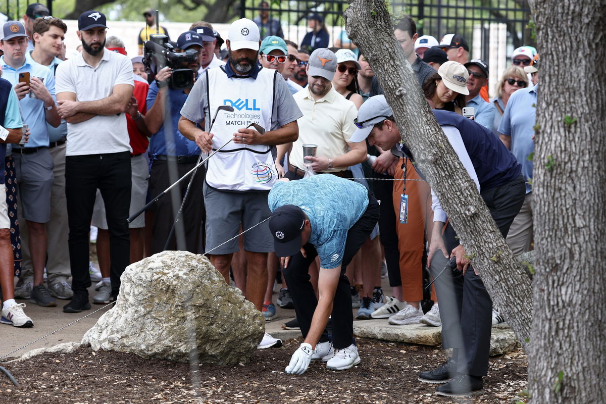 <i>Tom Pennington/ Getty Images</i><br/>Spieth talks through his next move with a rules official.