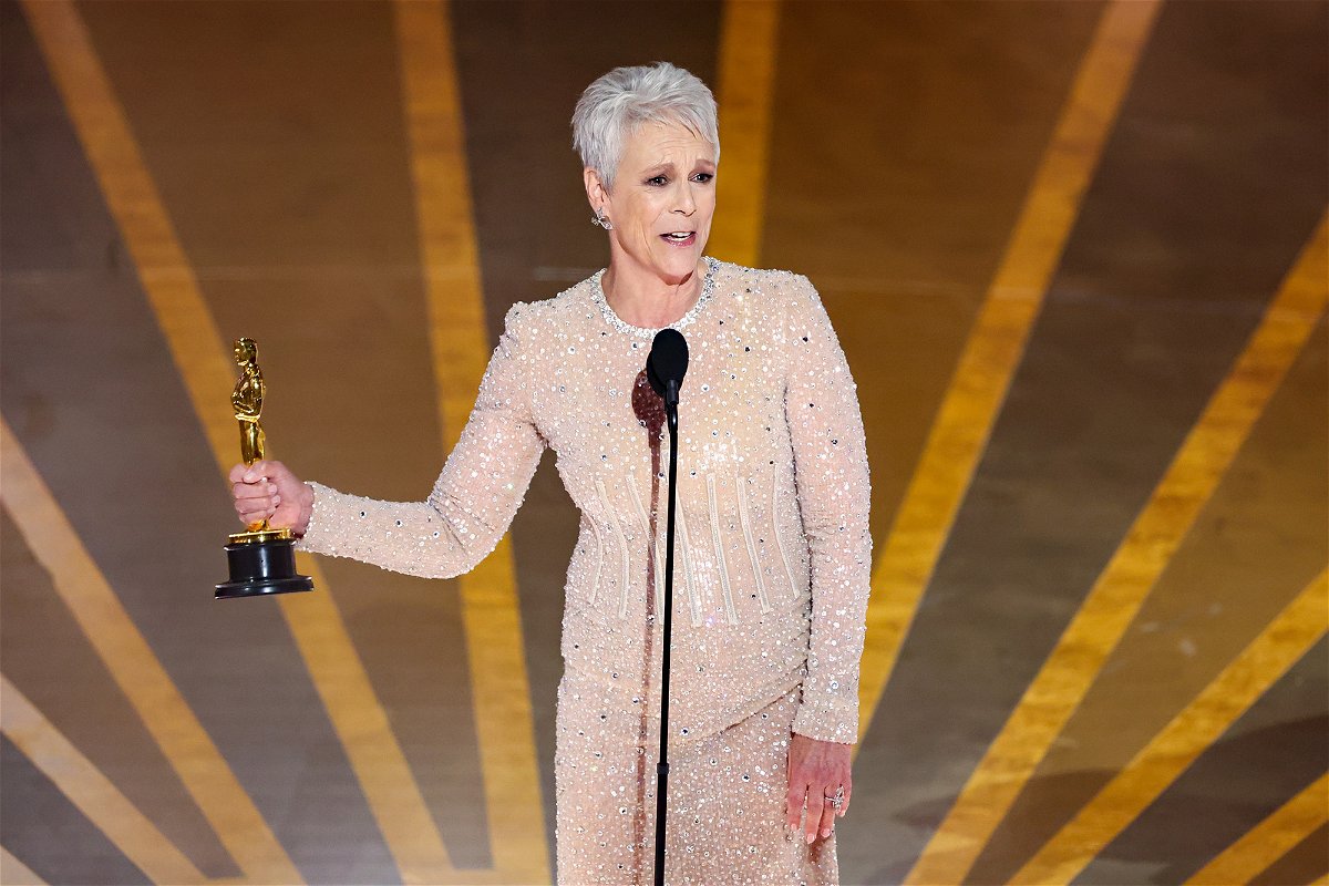 Jamie Lee Curtis wins her first Oscar, references movie star parents who  never scooped top prize - ABC17NEWS