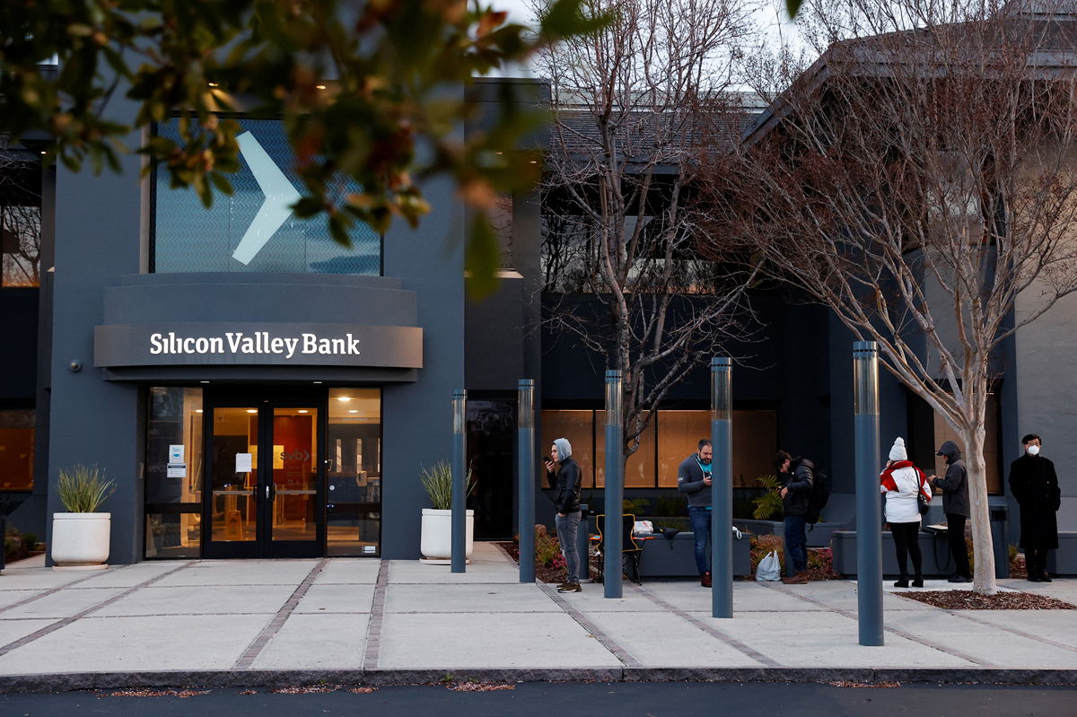 <i>Brittany Hosea-Small/Reuters</i><br/>Custumers lineup outside of the Silicon Valley Bank headquarters in Santa Clara