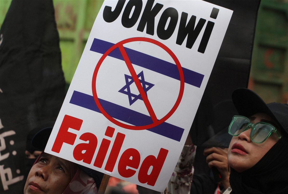 <i>Eko Siswono Toyudho/Anadolu Agency/Getty Images</i><br/>Protesters near the State Palace in Jakarta on March 20 demand the Indonesian government stop the Israeli soccer team from taking part in the FIFA U-20 World Cup.