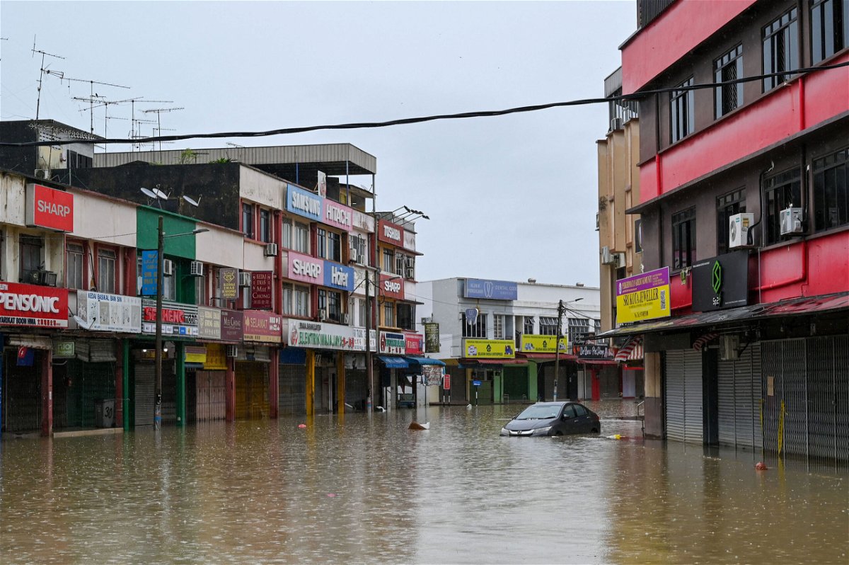 <i>Mohd Rasfan/AFP/Getty Images</i><br/>The town of Kota Tinggi inundated by floodwaters.
