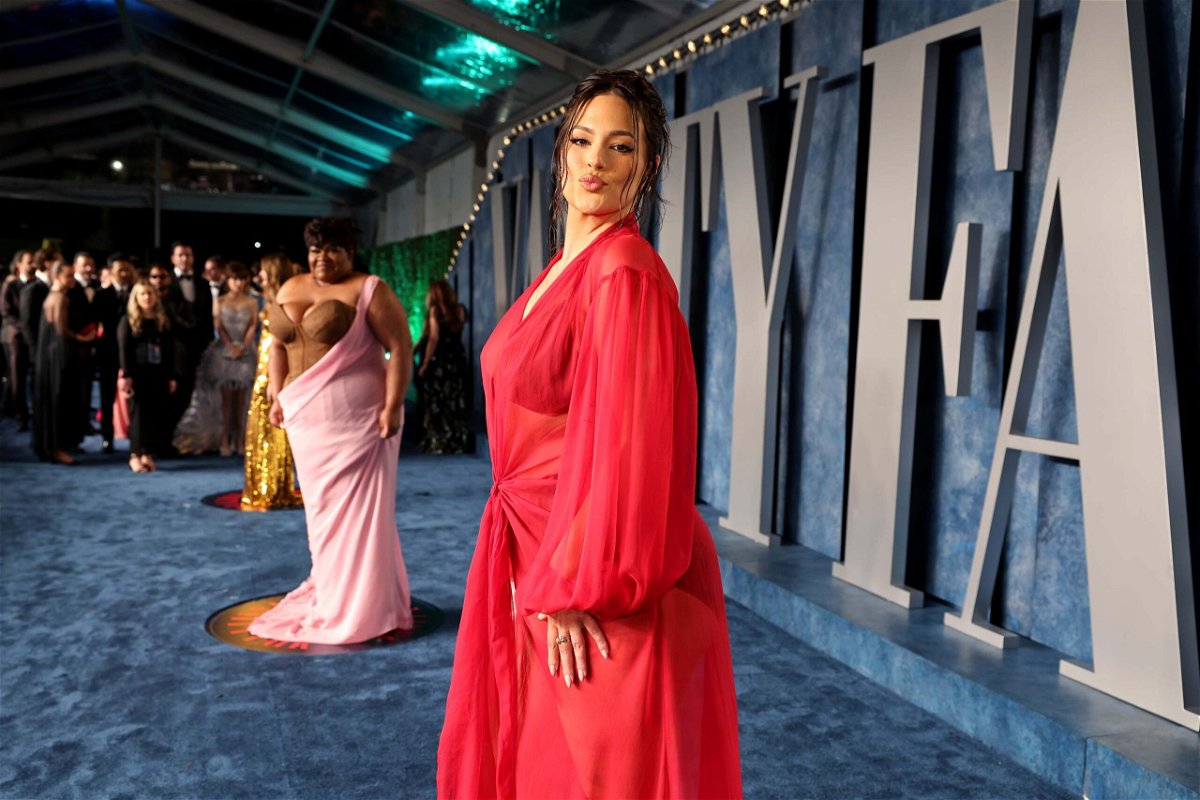 <i>Cindy Ord/VF23/Getty Images for Vanity Fair</i><br/>Ashley Graham on the photo line at the party entrance.