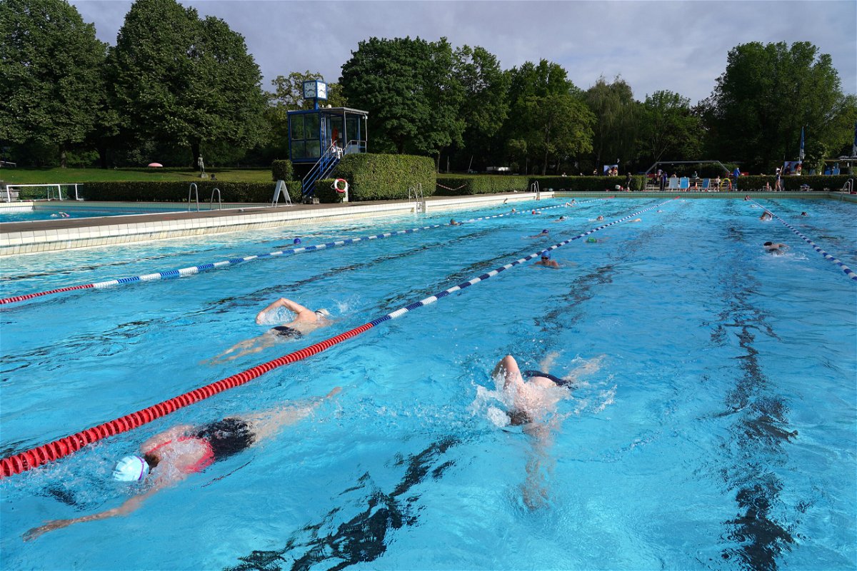 In Berliner Schwimmbädern können Frauen jetzt oben ohne schwimmen.  Diese Entscheidung spiegelt die deutsche Tradition der Nacktheit wider