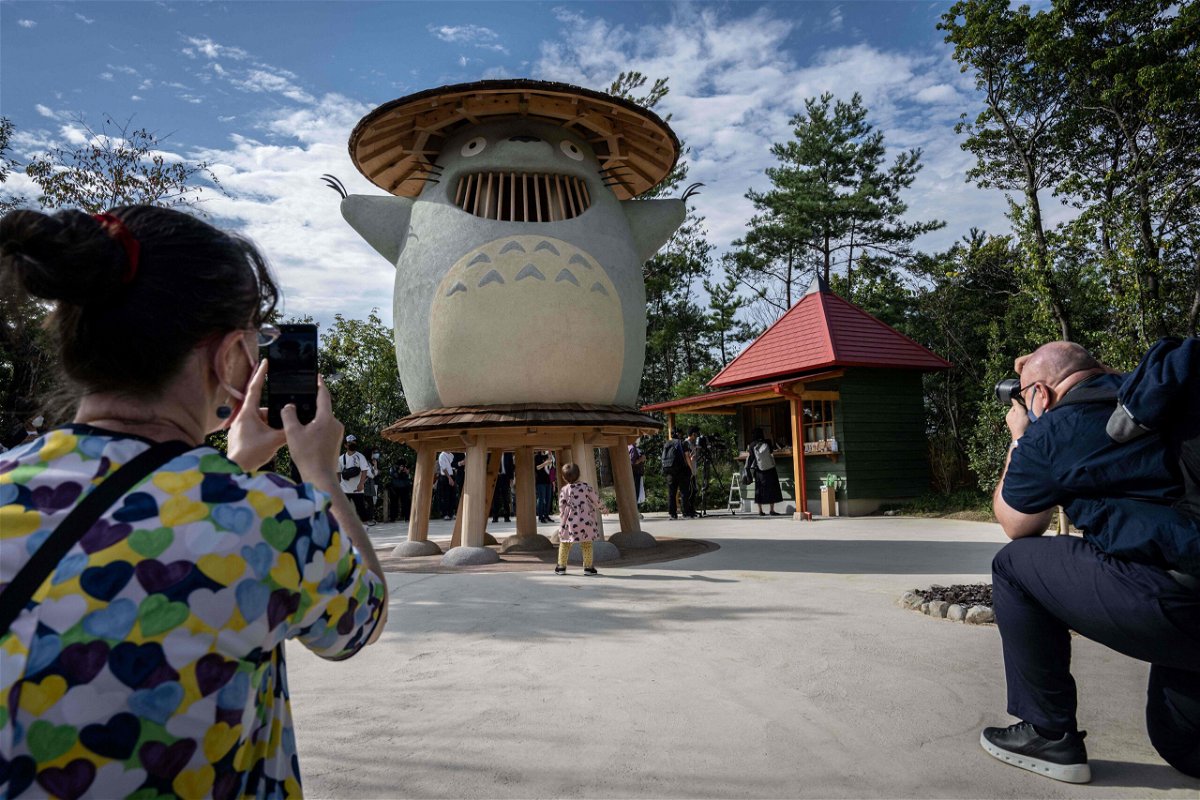 日本の当局は、ジブリパークに彫像でわいせつな自撮りをする訪問者を取り締まることを望んでいます.
