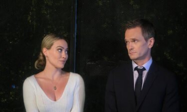 Sophie (Hilary Duff) and Barney (Neil Patrick Harris) in "How I Met Your Father"
