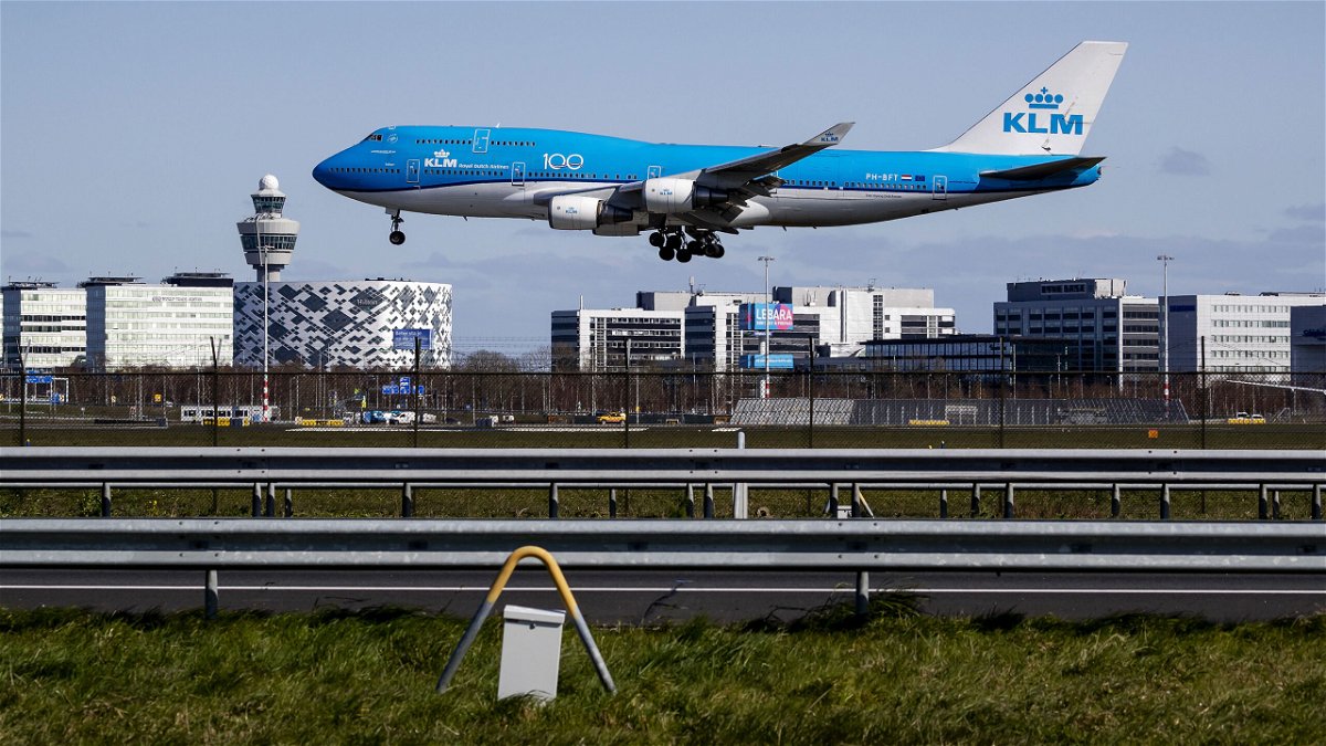 Een van Europa’s drukste luchthavens wordt gedwongen vluchten te schrappen vanwege koolstofvervuiling veroorzaakt door een opwarmende planeet