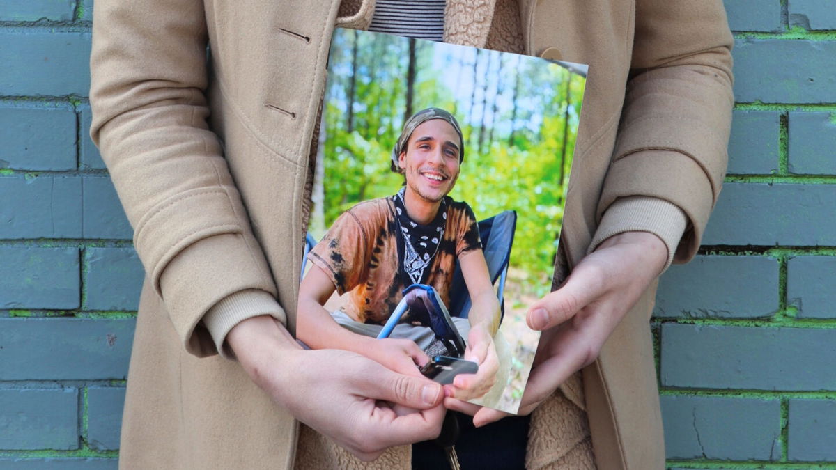 <i>R.J. Rico/AP</i><br/>Vienna holds a photo of her slain partner