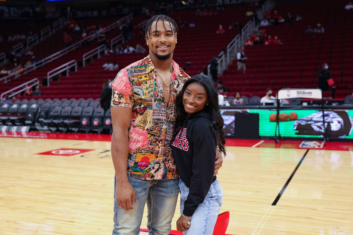 <i>Carmen Mandato/Getty Images/FILE</i><br/>Simone Biles and Jonathan Owens attend a game between the Houston Rockets and the Los Angeles Lakers on December 28
