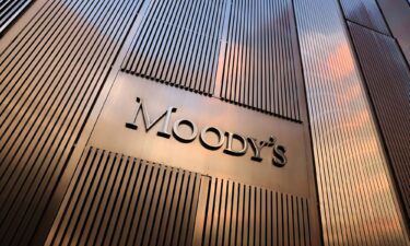 Moody’s has put the credit ratings of six large US banks under review for a possible downgrade.