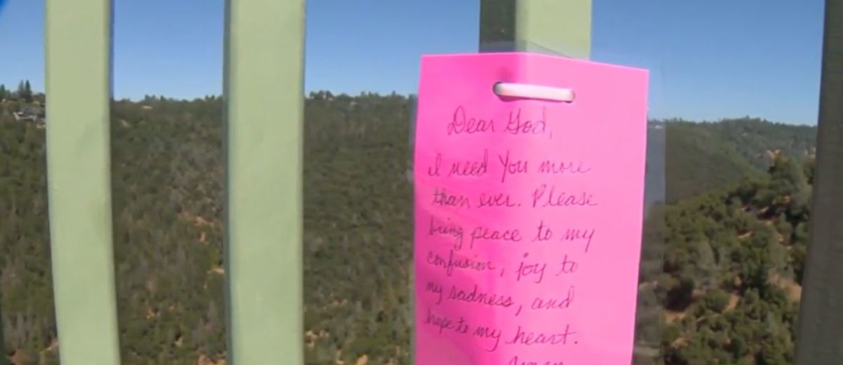 <i></i><br/>A group posts messages of hope on the Foresthill Bridge aimed at people in crisis.