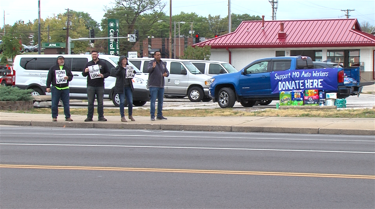 Democratic politicians collect donations for United Auto Workers on strike.