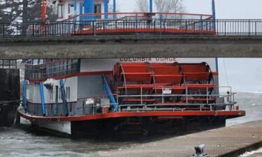 River cruise boat causes damage to footbridge in Cascade Locks during winter storm.