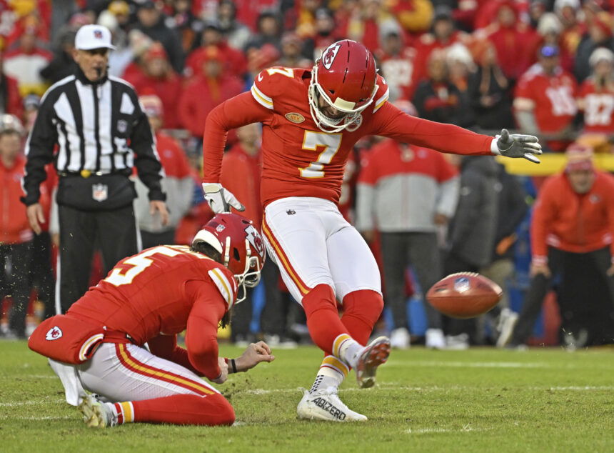 Sluggish Chiefs rally past Bengals to clinch 8th straight AFC West