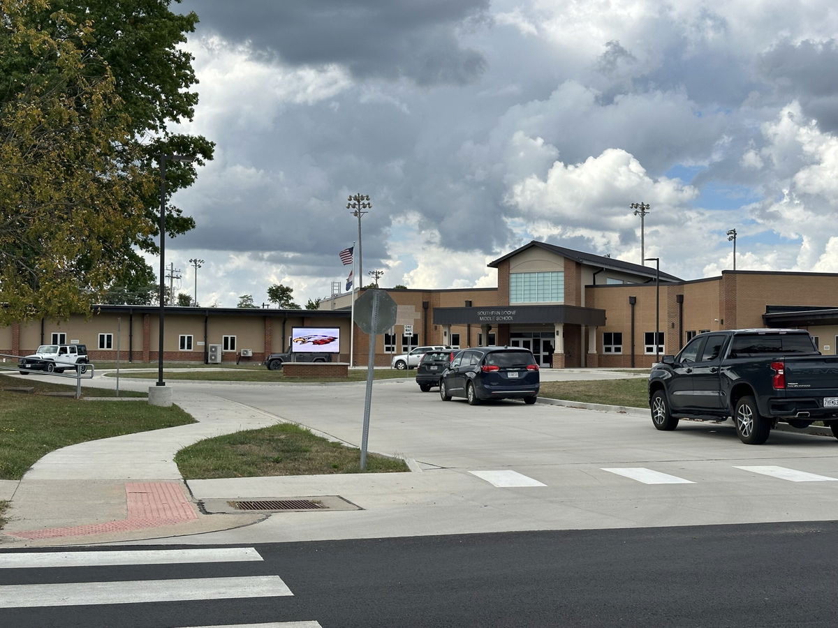 Cars park in the pickup area of Southern Boone Middle School on Monday, Sept. 16, 2024.