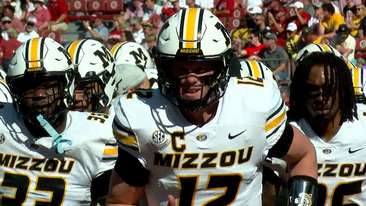 Quarterback Brady Cook leads team back to locker room ahead of game against Alabama (KMIZ)